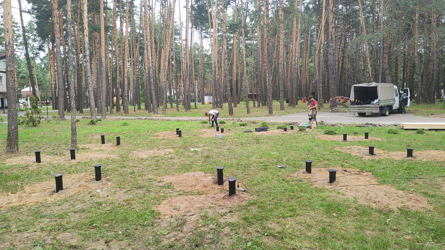 Строительство свайно-винтового фундамента под строительство дома в лесном массиве